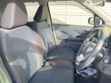 運転席まわりには十分なスペースがあり、大柄な方でもゆったり運転していただける環境です。
