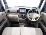 視界広々で運転しやすくロングドライブでも疲れを感じさせないすっきりとまとまったインパネ周りです。