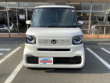 【ホンダカーズ鈴鹿 玉垣店】です。開放感溢れるショールームに数多くの取扱い車種が並んでおります。天候を気にせずじっくりご覧いただけます。