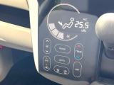 【オートエアコン】一度お好みの温度に設定すれば、車内の温度を検知し風量や温度を自動で調整。暑い&hellip;寒い&hellip;と何度もスイッチ操作をする必要はありません。快適な車内空間には必須の機能ですね♪