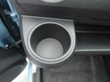 カップホルダーは運転席や助手席からちょうど手の届く位置です!!
