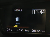 【パーキングセンサー】センサーが周辺の障害物を検知。音とディスプレー表示で障害物との距離をお知らせし、ドライバーに注意を促します。バックでの駐車時や狭い駐車場での出庫時などに役立ちます。