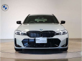 【BMWの伝統-1】BMWの特徴的な&ldquo;キドニーグリル&rdquo;は、80年以上続く伝統の形でございます。変わらないこだわりのデザインが、プレミアムブランド&ldquo;BMW&rdquo;を創り出します。