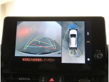 【パノラマモニター】に搭載した4つのカメラにより、車を真上から見ているような映像を表示。運転席から確認しにくい車両周囲の状況を把握できます。