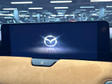 【12.3インチマツダコネクト】車内の雰囲気にマッチした大型ディスプレイ。スマホ接続でのナビ使用やBluetooth再生等、様々な機能が楽しめます。直感的なダイヤル操作が可能で、使い勝手も良好です。