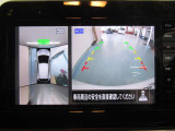 アラウンドビューモニターは4方のカメラで真上から車を見たようにモニターで確認ができます。周辺の安全確認、小さなお子様や障害物も目視で確認できるので駐車のしやすさだけでなく、事故防止にも役立ちます。