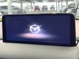 【10.25インチマツダコネクト】車内の雰囲気にマッチした大型ディスプレイ。スマホ接続でのナビ使用やBluetooth再生等、様々な機能が楽しめます。直感的なダイヤル操作が可能で、使い勝手も良好です。