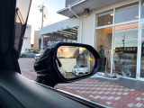 【ブラインドスポットモニター】走行中、ドアミラーの死角になりやすい箇所に後続車が接近するとサイドミラーのレンズに警告を表示!ドライバーに注意喚起をしてくれます。