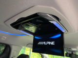 【12.8型フリップダウン】大画面モニターで後席でもエンタメをお楽しみいただけます。家族や友人とお出かけする機会が多い方に大人気です♪