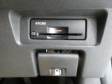 純正ETC2.0付 料金所もスムーズに通れ、割引料金の適用もあります。ビルトインできれいに収まっており、見た目もスマートです。
