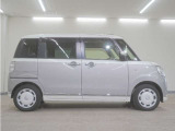 リアには左右スライドドアを採用。狭い駐車場でも開閉しやすく、強風の日でもドアが煽られにくくなっております。小さなお子さまやご年配の方も安心して乗り降りできます。