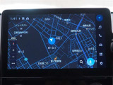 ディスプレイオーディオ(コネクティッドナビ対応)PLUS搭載。T-Connectご契約で2030年2月まで無償で利用できるナビ(期限到来後は有償)と、解約後も利用できる車載ナビが搭載されています。
