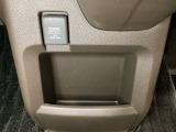アクセサリーソケットはUSBのアダプターなどをつければ、スマホの充電にも使えます。周辺には物が置けるボックスがついています。