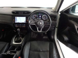 革巻きステアリングで快適な操作性の運転席です。