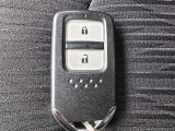便利なスマートキー付き。キーを取り出さずにドアの施錠・解錠やエンジン始動が可能です。