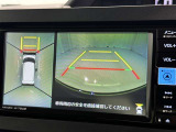 パノラミックビューモニターを装備。駐車場や交差点でクルマを真上から見るように周囲を確認できます。機能の詳細は販売店スタッフまでおたずねください。