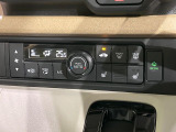 【オートエアコン】一度お好みの温度に設定すれば、車内の温度を検知し風量や温度を自動で調整。暑い&hellip;寒い&hellip;と何度もスイッチ操作をする必要はありません。快適な車内空間には必須の機能ですね♪