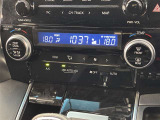 デュアルエアコンとは、運転席と助手席で、個別に温度設定ができる機能です。気温の感じ方は、人それぞれ違うもの。乗る人に優しい機能ですね。