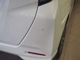 コーナーセンサーを車の前後に装備。障害物までの距離に応じて警告音を変えてお知らせ。縦列駐車時や駐車場・車庫などでの取り回しをサポートします。詳細は販売店スタッフまでおたずねください。