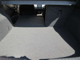 トランクも広々していて分割で倒れて片側に荷物を積んで片側に人が座ることも可能です。