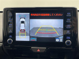 【パノラミックビューモニター】クルマを真上から見下ろした視点で駐車をサポートします!クルマの斜め後ろや真横など、いち早く障害物に気が付くことができます。