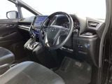 高いホールド性で運転姿勢が安定します。長距離ドライブでも疲れにくいのが魅力です。快適なドライビングライフをお送りください♪
