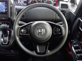 ハンドル左側にはオーディオ操作が出来るオーディオリモートコントロールスイッチ、右側にはHonda SENSINGとオートクルーズコントロールのスイッチを装備!