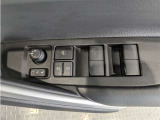 パワーウィンドウのスイッチですよ。 運転席に居ながら窓を開け閉めのコントロールできますよ。 ロック機能で、子供がイタズラして窓を開けるという事も無くなりますよ。