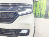 【LEDヘッドライト】悪天候や夜間走行時も良好な視界を確保し安心して運転できる高輝度LEDヘッドライトを装備!点灯速度が早く、消費電力も抑えられています。