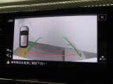 ギアをリバースに入れると車両後方の映像を映し出します。画面にはガイドラインが表示され、車庫入れや縦列駐車などの際に安全確認をサポートします。
