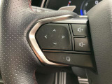 運転中、オーディオの操作をしてて、ハッとしたことはありませんか?ステアリングスイッチは、運転中でもハンドルでオーディオの操作が可能です。安全なドライブをサポートします。