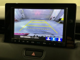 リバースギアに入れるだけで後方の表示へ切り替わります。夜間や雨の日の駐車も楽になりますよ。