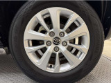 アルミホイール付き!「純正」なので車のデザインともマッチしています。お洒落は足元から。。。といいますから♪
