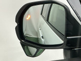 ブラインドスポットインフォメーションは走行中、斜め後ろに車両を感知すると、ドアミラー上のマークを点灯してお知らせします