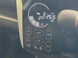 【オートエアコン】一度お好みの温度に設定すれば、車内の温度を検知し風量や温度を自動で調整。暑い&hellip;寒い&hellip;と何度もスイッチ操作をする必要はありません。快適な車内空間には必須の機能ですね♪