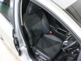程よい硬さとホールド性が高いシートで長時間運転も快適です。