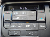 運転席と助手席それぞれで温度調整可能。快適性を高めるデュアルエアコンです。
