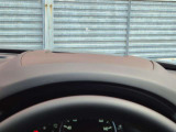 運転視界の遠方上方に虚像を投影することで前を見ながら情報の視認ができます。本当にドライバーが必要な情報を適切に伝え、楽しんで頂くことを考えた新世代装備です。※虚像は2.6m前方に浮かぶイメージです。