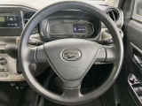 インテリアに合わせたデザインのステアリングは、運転される方のことも考え、運転しやすい形状、大きさです。是非一度、実際に触ってお確かめください。