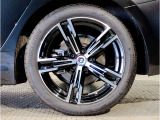 BMWの純正アロイホイールは軽量かつ強度にも優れているホイールで走行性能を引き上げる設計になっております。足元にもBMWは妥協がなくこだわっている個所になります。
