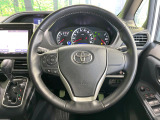 【純正革巻きステアリング】上質な革を使用することで、手にしっかり馴染みとても運転しやすいハンドルです♪