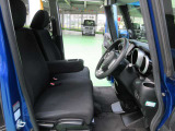 運転席は、大きな座面と包み込むような背もたれが、ドライバーの身体全体をしっかり支えます。上質なシート素材と座り心地のよいクッションを採用し、長時間の運転やコーナーの多い道も快適です。