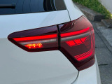 LEDテールランプ(ダイナミックターンインジケーター付き)特徴的な配光パターンによって後続車からの視認性が高まり、万一の追突の危険性を軽減します。