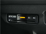 ◆ETC2.0装着◆進化したドライブ体験。料金収受システムだけだったETCが生まれ変わって、高速道路を賢く使うETC2.0に進化しました。多彩な情報サービスが便利で快適なドライブ体験を提供します。