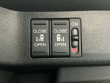 【両側パワースライドドア】両側がパワースライドドアになっており、運転席のスイッチやスマートキーでも開閉が可能です!開口部も広いので乗り降りも楽々♪