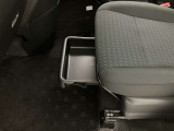 助手席シート下に靴1足を収納できるトレーがございます。