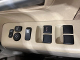 【電動格納ミラー】サイドミラーは電動格納式となっており、狭い駐車場でもキズがつくリスクを抑えられます。
