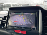 【バックカメラ】運転が苦手な方も車庫入れラクラクです!ギアをリバースに入れれば自動的に切り換わりますので、面倒な操作は不要です♪狭い駐車場もお車を傷つけず安心ですね!