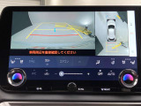バックカメラの他に上から見下ろしたような画像が見れるアラウンド(全方位)モニター。前後左右を把握できる、すごい機能が装備されています!
