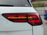 ダイナミックターンインジケーター付きLEDテールランプ。ウィンカーの光が流れるように点滅、後続車からの視認性が高まり、万一の追突の危険性を軽減します。